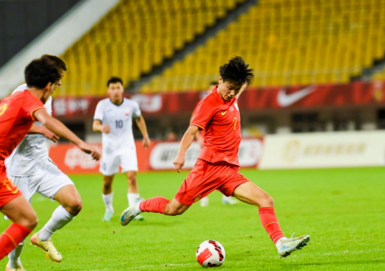 0-2！中国男足力不从心，难挡苦主进军亚洲杯4强，后防神奇不再